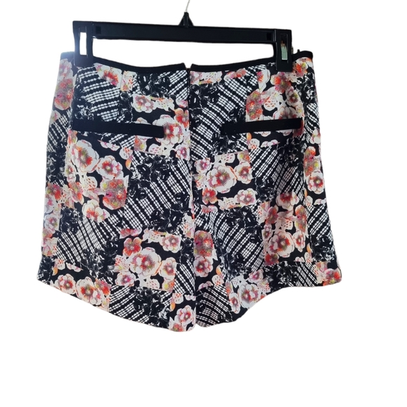 MINKPINK Floral Shorts - Picture 2 of 7